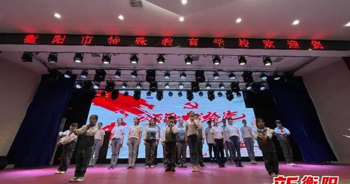 48岁李湘宣布退休后再复出！五官发福富态明显